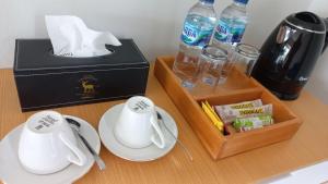GubukklakahMountain Ecolodge的茶几和一盒水