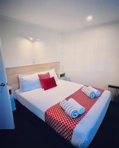 罗托鲁瓦威利苑汽车旅馆的一间卧室配有一张带两个枕头的床
