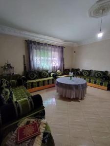 伊穆泽尔杜坎达Apartment suitable for families的客厅配有桌子和沙发