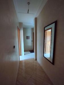 伊穆泽尔杜坎达Apartment suitable for families的墙上有镜子的空走廊