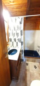 圣卡洛斯-德巴里洛切Entre montañas的浴室配有盥洗盆、卫生间和浴缸。