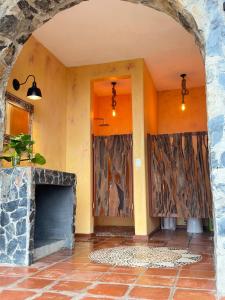 特隆戈内斯Casa Jasmin Bed & Breakfast的一座带石头壁炉的房屋的入口