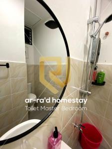 仙本那Ar-Ra’d Homestay Semporna的带淋浴和盥洗盆及镜子的浴室