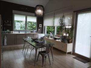 杜谢La Douc'Heure的厨房配有桌椅和窗户。