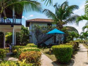 坦加拉安纳塔亚海滩酒店的一个带楼梯和蓝伞的度假胜地