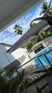 梅尔加Hotel Quinta Ana María的从大楼内可欣赏到游泳池的景色