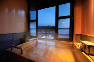 Hirugami日長庵 桂月的带浴缸的浴室和大窗户