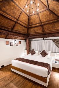 亨比Vijayshree Resort, Hampi的一间卧室,卧室内配有一张大床