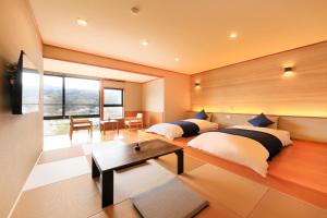 Hirugami日長庵 桂月的一间卧室配有两张床和一张桌子