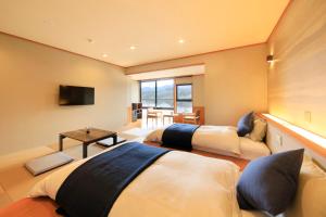 Hirugami日長庵 桂月的酒店客房设有两张床和一张桌子。