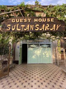 奥什Sultan Sarai Osh的车库上标有标志的旅馆入口