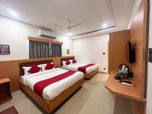 古瓦哈提AIR VALLEY INN的酒店客房设有两张床和电视。