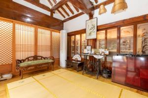 首尔Dongmyo Hanok Sihwadang - Private Korean Style House in the City Center with a Beautiful Garden的客厅配有沙发和桌子