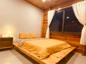 保禄Lam Nguyên Farm Stay的一间卧室配有一张床,房间设有窗户