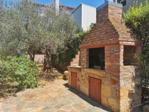 亚历山德鲁波利斯Villa Elli的院子里有红门的砖砌建筑