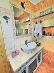 亚历山德鲁波利斯Villa Elli的一间带水槽和镜子的浴室