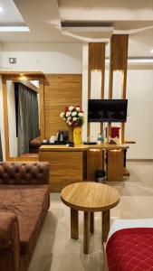 古瓦哈提AIR VALLEY INN的客厅配有沙发和桌子