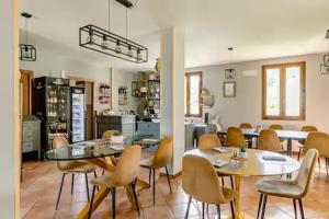 杰马诺Locanda delle grotte di Onferno的一间用餐室,内设桌椅