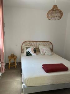 吉索纳恰Villa mina的一张床上有两个枕头的房间