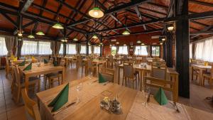 塞里特雷尼科科拉纳简易别墅酒店 - 科拉纳营地的一间空餐厅,配有木桌和椅子
