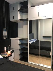 马尼拉Cozy Room, Study Space & Bathtub的一间卧室配有双层床和镜子