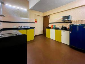 罗纳瓦拉Par-X Mist View 9A Garden Villa 3BHK的厨房配有黄色和白色的橱柜和水槽
