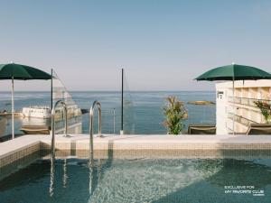 坎帕斯蒂利亚阿鲁尔苏尔仅限成人酒店的海景游泳池