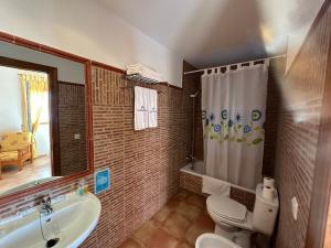 格拉纳达省阿拉马卡诺斯阿尔采瑟餐厅酒店 的浴室配有卫生间、盥洗盆和淋浴。