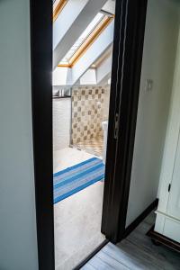 普特纳Casa Românească的透过门可欣赏到浴室的景色