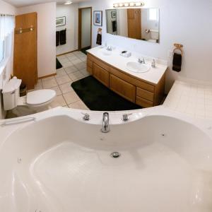 海恩斯Suite 2 Lynn View Lodge的大型浴室设有两个盥洗盆和浴缸。