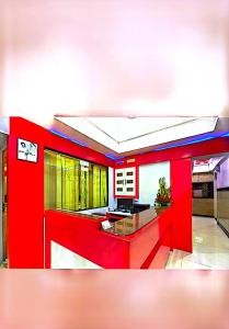孟买Swapna International的一间厨房,设有红色的墙壁和红色的柜台
