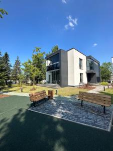 派尔努Pärnu rannarajooni apartment的两个木凳坐在大楼前