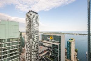 多伦多GLOBALSTAY Gorgeous Downtown Apartment的水边高楼空中景观