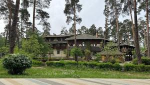 基辅Spa-Hotel Myslyvskiy Dvir的森林中间的房子