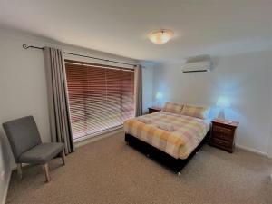 埃斯佩兰斯The Willow的卧室配有床、椅子和窗户。
