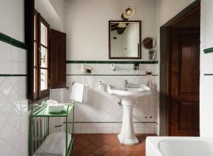 蒙泰斯佩尔托利Villa La Cappella的白色的浴室设有水槽和镜子