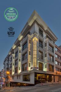 伊斯坦布尔Aprilis Gold Hotel - Special Category的建筑的侧面有标志