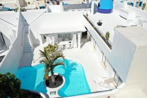 科拉雷侯Villas Veaco Bahiazul with private pool的享有白色建筑空中美景,设有游泳池