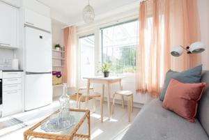 康阿斯阿拉Cosy studio apartment + free private parking的客厅配有沙发和桌子