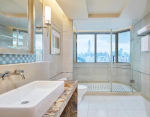 深圳深圳福朋喜来登酒店的带浴缸、卫生间和淋浴的浴室。