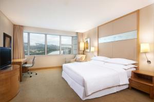 深圳深圳福朋喜来登酒店的酒店客房设有一张大床和一台电视。