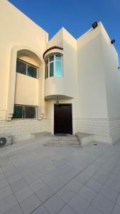 Madīnat Yanbu‘ aş Şinā‘īyahH5-hاتش5的前面有门的白色大建筑