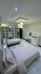 Madīnat Yanbu‘ aş Şinā‘īyahH5-hاتش5的一间大卧室,配有两张床和梳妆台