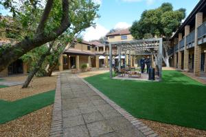 开普敦All Africa House (University Of Cape Town)的一座建筑中带绿色草坪的庭院