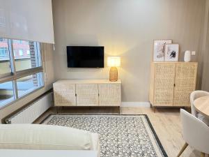 托雷拉韦加COQUETO APARTAMENTO的客厅配有平面电视和沙发。