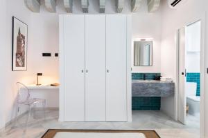 塞维利亚Magno Apartments Fabiola 7 Luxury House的一间带白色橱柜和水槽的浴室