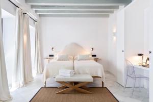 塞维利亚Magno Apartments Fabiola 7 Luxury House的白色卧室配有床和桌子