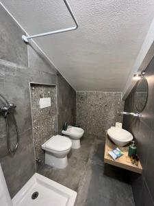 都灵Suite The Roof的浴室设有2个卫生间和水槽