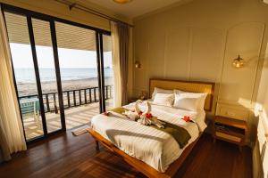 象岛Sea Escape Koh Chang的一间卧室设有一张床,享有海景