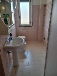伊索拉迪卡波里祖托Nuovaiegi的一间带水槽、卫生间和镜子的浴室